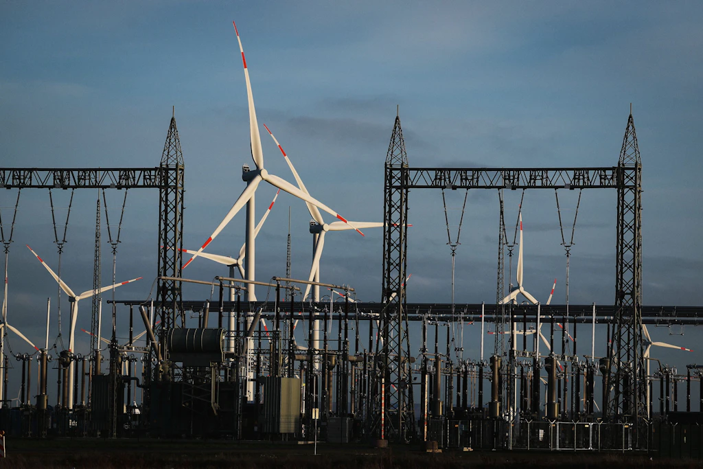 Windräder und Umspannwerk: Über die neue „Sicherheitsplattform Strom“ der Bundesnetzagentur sollen sich Netzbetreiber und Großverbraucher ab acht Gigawattstunden Jahresverbrauch registrieren.