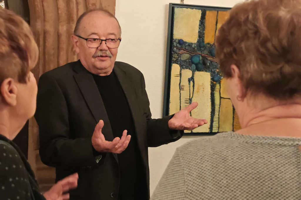 Ausstellung „Farbton²“ in Schmölln: Bürgermeister Sven Schrade spricht zur Vernissage vor Werken von André Wejwoda.