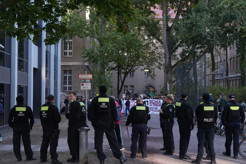 Die Berliner Polizei steht vor dutzenden Schülerinnen und Schülern, die Mitte Oktober den Zugang des Andreas Gymnasiums im Stadtteil Friedrichshain blockieren.