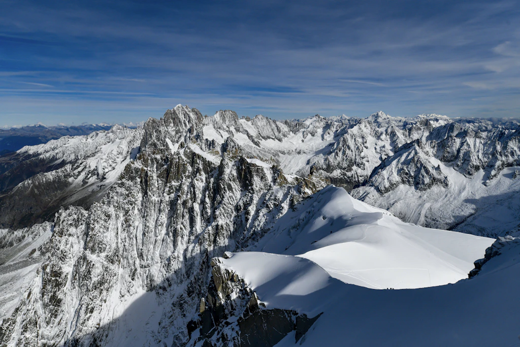 Schnee und Eis über dunklem Fels: Im Mont-Blanc-Massiv bestimmt die Eiskappe, wie hoch ein Gipfel gemessen wird. (Symbolbild)