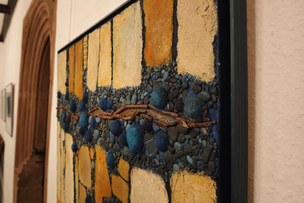 Ausstellung im Rathaus Schmölln: André Wejwoda zeigt Collagen, Drucke und Arbeiten mit Sand im Luise-Neupert-Saal.