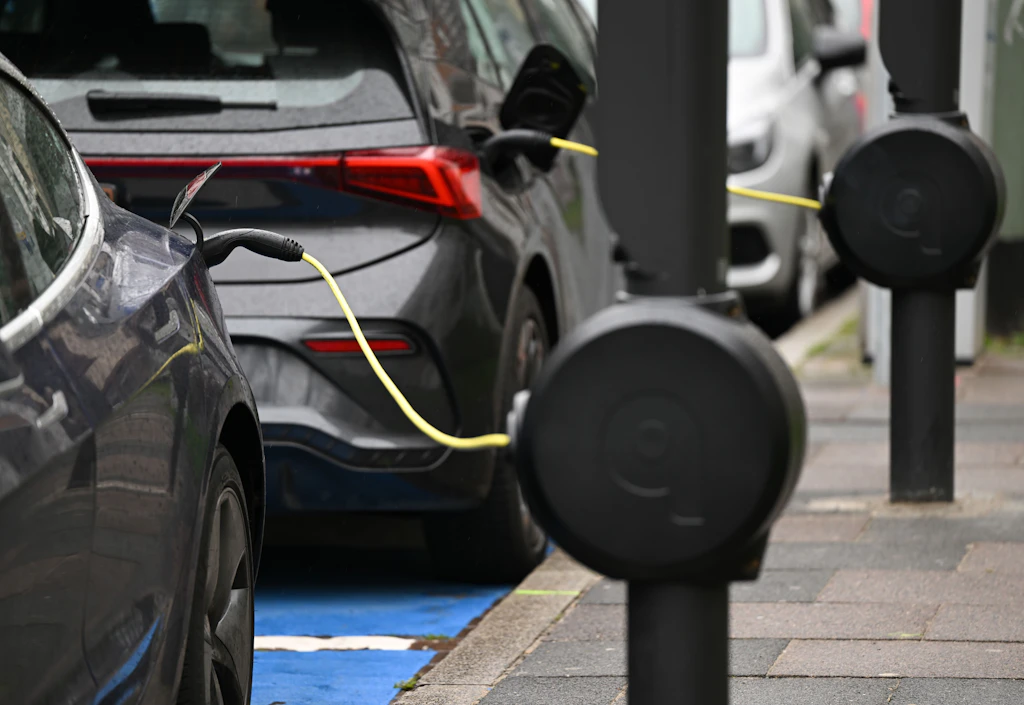 1627 E-Autos und Plug-in-Hybride gegen 1509 Verbrenner: Trendwende auf Neuwagenmarkt in Thüringen