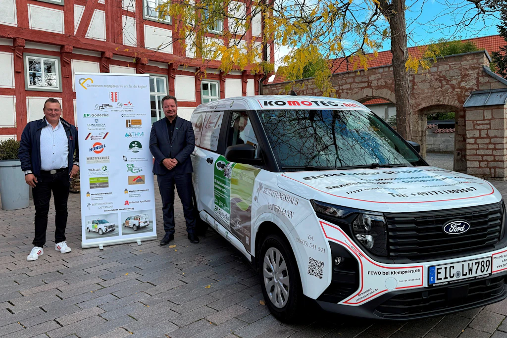 Vereinsfahrzeug in Leinefelde-Worbis: Bürgermeister Christian Zwingmann und Raphael Schütze präsentieren den Kleinbus vor dem Rathaus in Worbis.