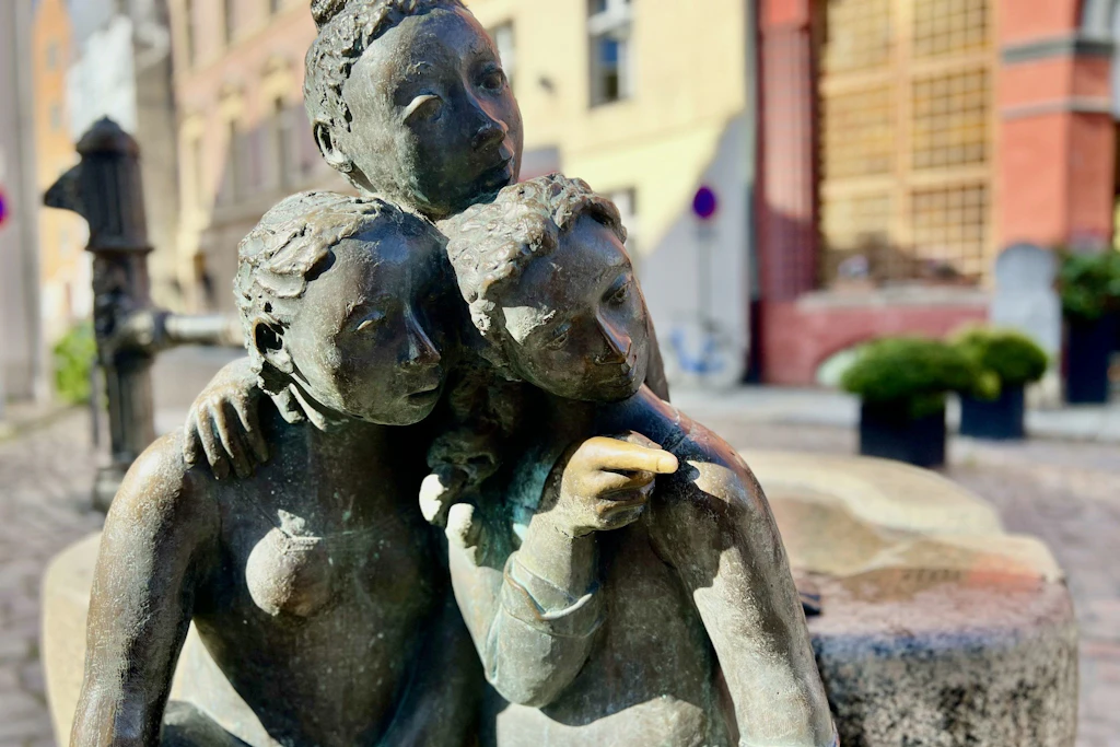 Abgefallene Hand vom Mägdebrunnen in Stralsund ist wieder aufgetaucht