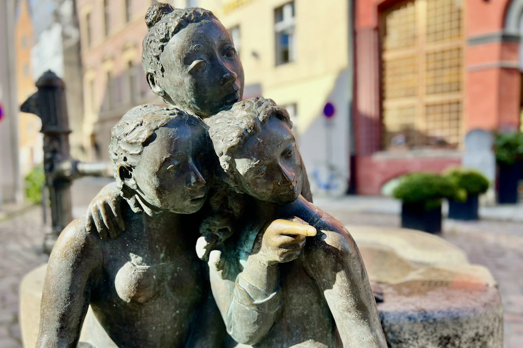 Die Bronzehand der Figur vom Mägdebrunnen ist wieder bei der Stadt und soll nun fachgerecht repariert werden.