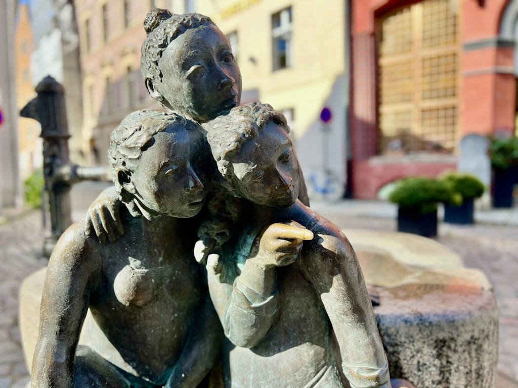 Abgefallene Hand vom Mägdebrunnen in Stralsund ist wieder aufgetaucht
