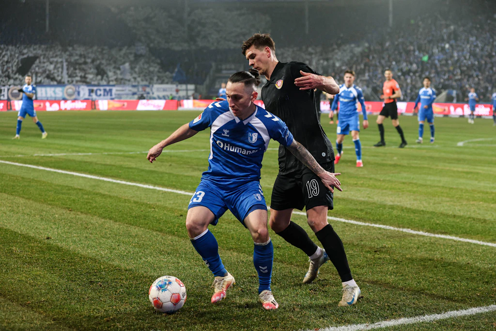 Baris Atik (l., 1. FC Magdeburg) und Alexander Rossipal (Dynamo Dresden) lieferten sich schon in der vergangenen Saison zwei packende Duelle.