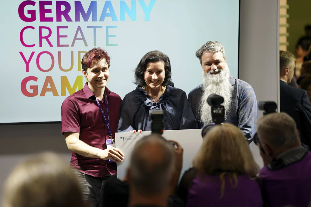 Für die Kameras reicht ein Scheck: Ministerin Bär (Mitte) auf der Gamescom. Für eine Bilanz bräuchte es Verkaufszahlen, und die erhebt ihr Haus nicht.