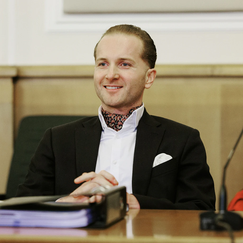 Der wegen Betrugs verurteilte Hendrik Holt floh im August 2026 aus dem offenen Vollzug in Berlin. In Dubai wurde er gefasst und sitzt seitdem in Auslieferungshaft.