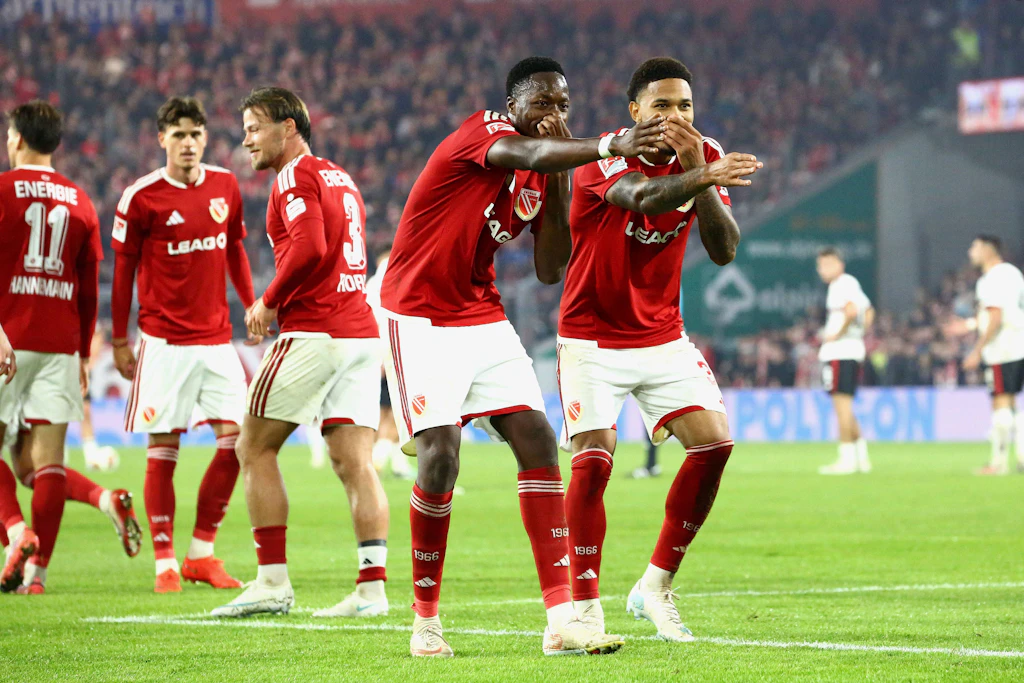 Justin Butler (r.) jubelt mit King Manu über seinen Treffer zum 1:0 für Energie Cottbus.