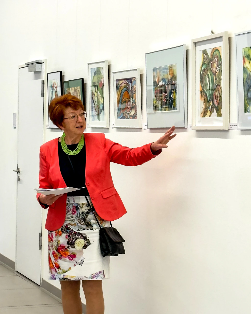 Ingeborg Hauck zeigt Bilder im Haus der Wirtschaft in Suhl