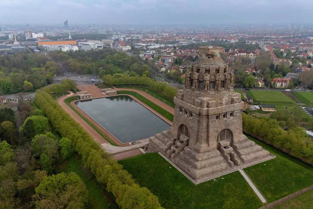Völkerschlachtdenkmal: Am Jahrestag von Völkerschlacht und Denkmalsweihe laden Museum und Stiftung zu Konzert und Führung ein.