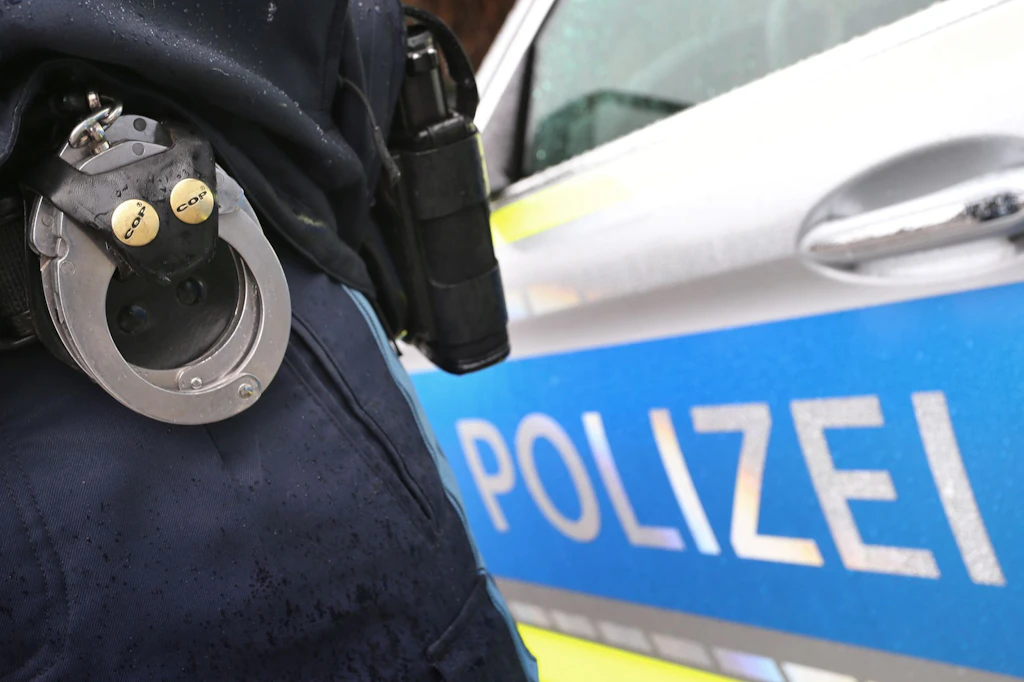 Ermittlungen der Polizei führen zu zwei Tatverdächtigen, die für einen schweren Diebstahl an einer Windkraftanlage und einen Kupferdiebstahl an einer Kirche verantwortlich sein sollen.