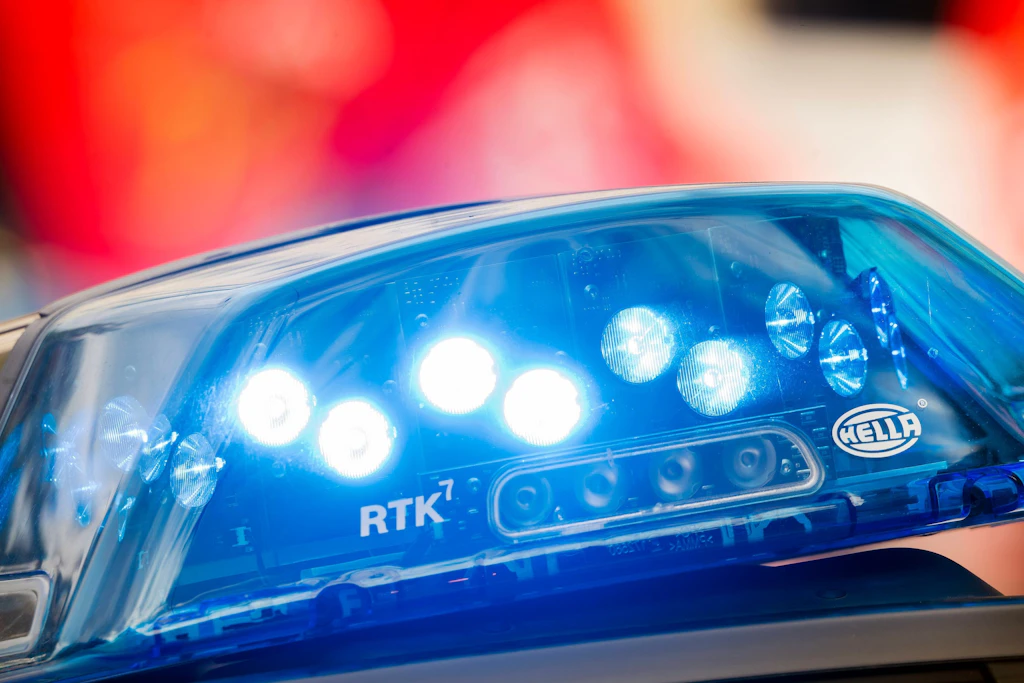 Nach dem Raub an einer 88-Jährigen sucht die Polizei Zeugen des Vorfalls in der Bugenhagenstraße.