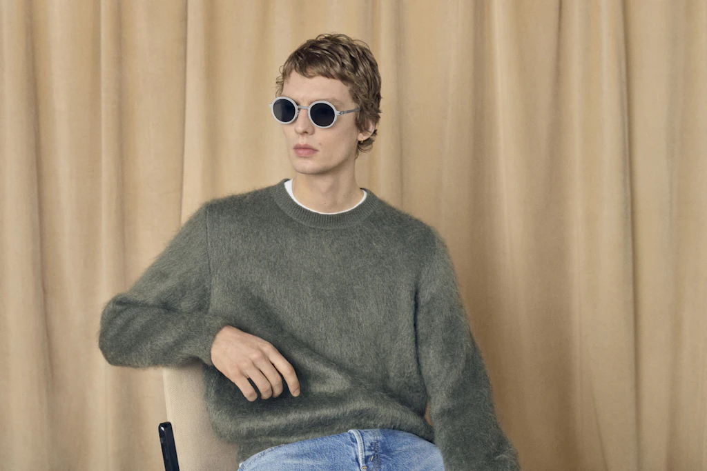 Model Leon Dame trägt die runde Sonnenbrille MR007.