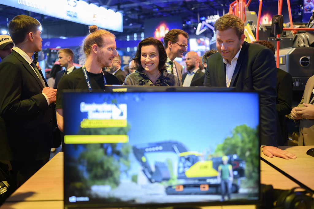 Gefördert, gefeiert, nicht gezählt: Dorothee Bär und Lars Klingbeil auf der Gamescom vor dem „Construction Simulator“. Für Erweiterungen der Reihe zahlte der Bund gut 600.000 Euro. Verkaufszahlen liegen ihm nicht vor.