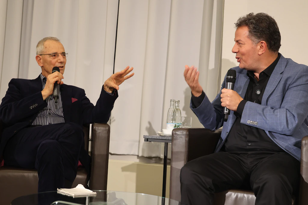 Hamed Abdul-Samad (r.) und Michael Wolffsohn im Gespräch