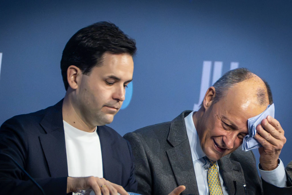 Heißer Auftritt: Kanzler Friedrich Merz (CDU) neben JU-Chef Johannes Winkel beim Deutschlandtag der Jungen Union in Bonn