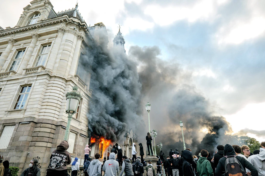 Das historische Rathaus von Limoges ist durch mutmaßliche Brandstiftung zerstört worden – der Glockenturm stürzte ein.