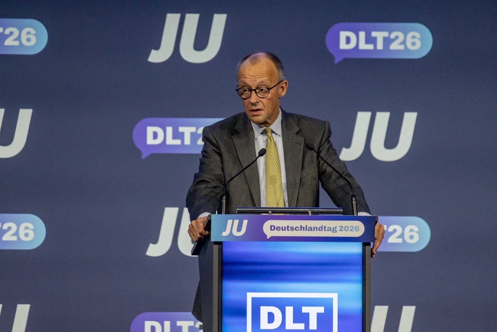 Kanzler Friedrich Merz (CDU) am Samstag beim Deutschlandtag der Jungen Union in Bonn. Von SPD und Grünen in Berlin verlangt er, die Gespräche mit der Linken sofort zu beenden.