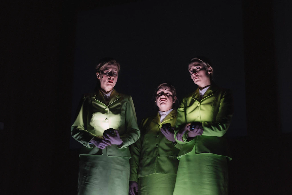 Szene aus „Die Holländerinnen“ im Deutschen Theater mit Evamaria Salcher,&nbsp;Julia Gräfner und Carmen Steinert (v.l.)