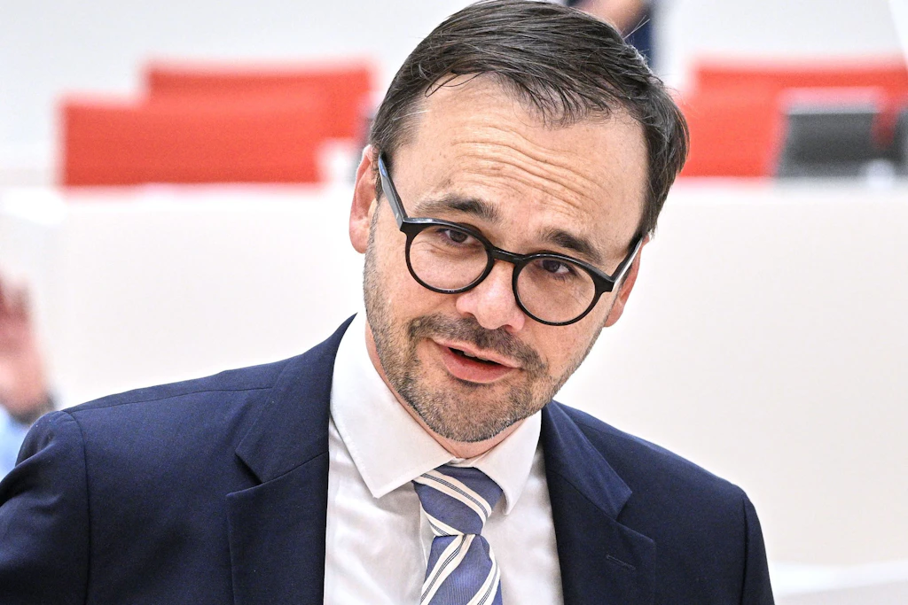 Brandenburgs Innenminister Jan Redmann (CDU) will mögliche Abschiebungen der Täter prüfen.