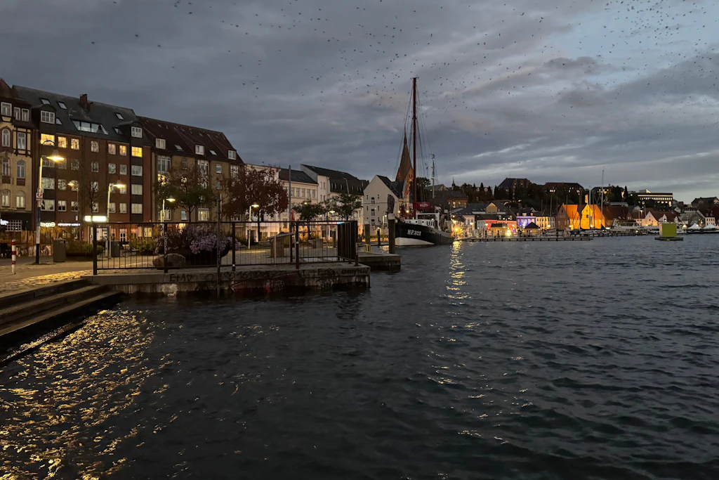 Wellen schwappen an die Kaikante am Hafen in Flensburg.
              In der Nacht und am Morgen hat es das erste Hochwasser des Herbstes an der Ostseeküste gegeben.