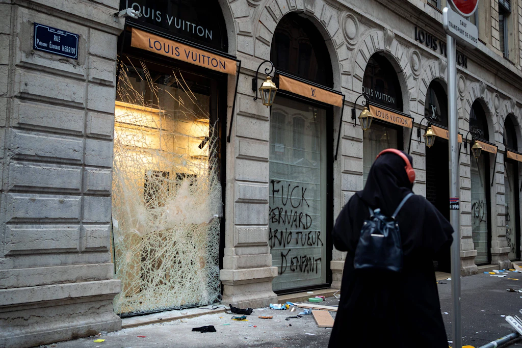 Plünderungen in Frankreich: Diese Marken traf es besonders hart