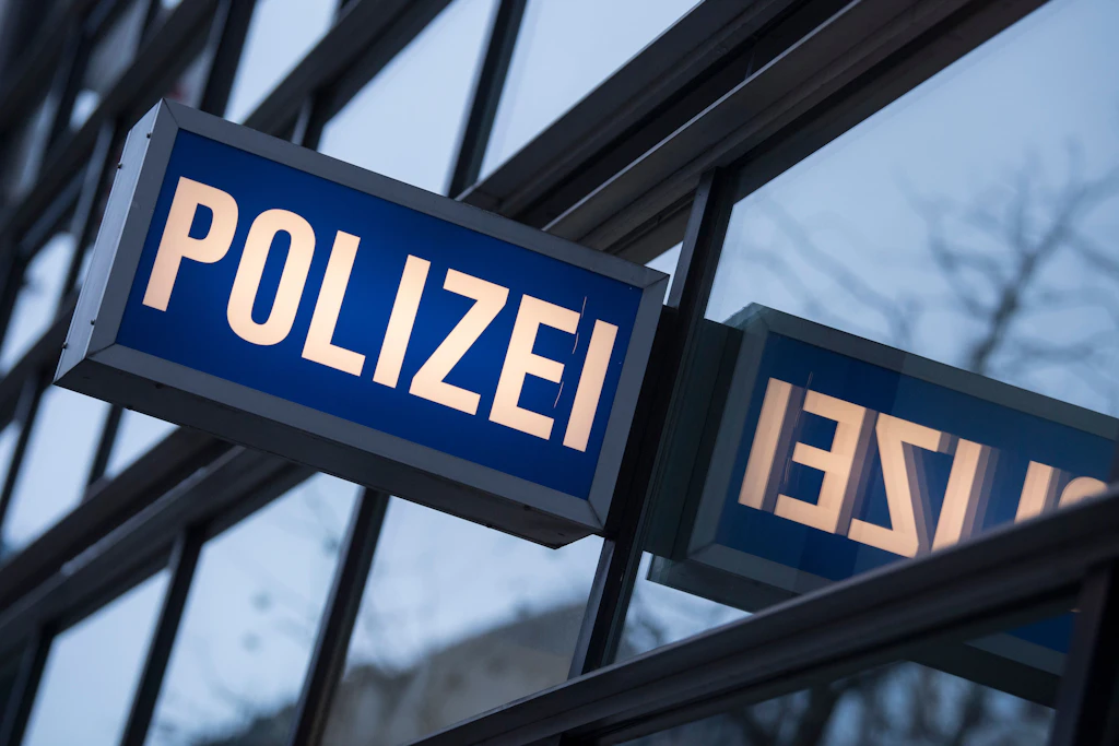 Die Jugendgewalt vor einer Schule in Frankfurt (Oder) hat für Entsetzen gesorgt. Nach einem weiteren Vorfall sucht die Polizei nach vier Teenagern.