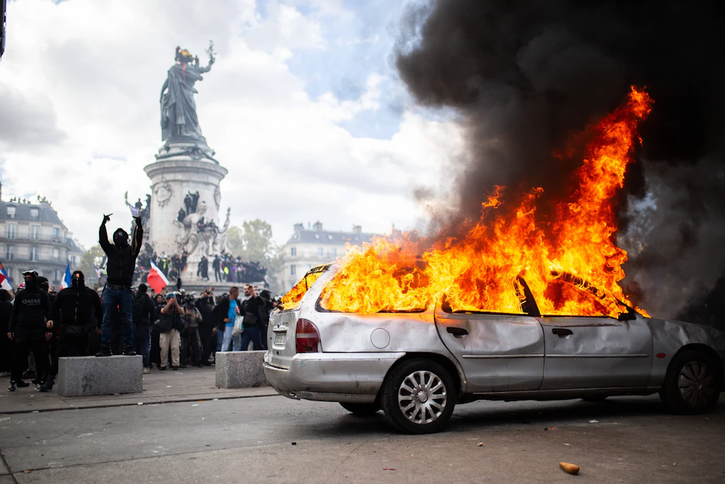 Gewalt in Frankreich: Elon Musk und JD Vance sehen Europa am Abgrund