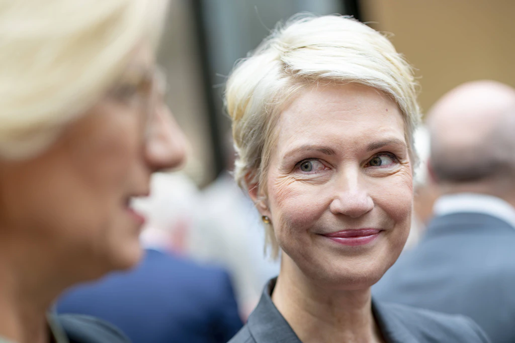 Manuela Schwesig (r.) und die damalige SPD-Co-Vorsitzende Bärbel Bas bei einer Pressekonferenz in Berlin am 21. September 2026