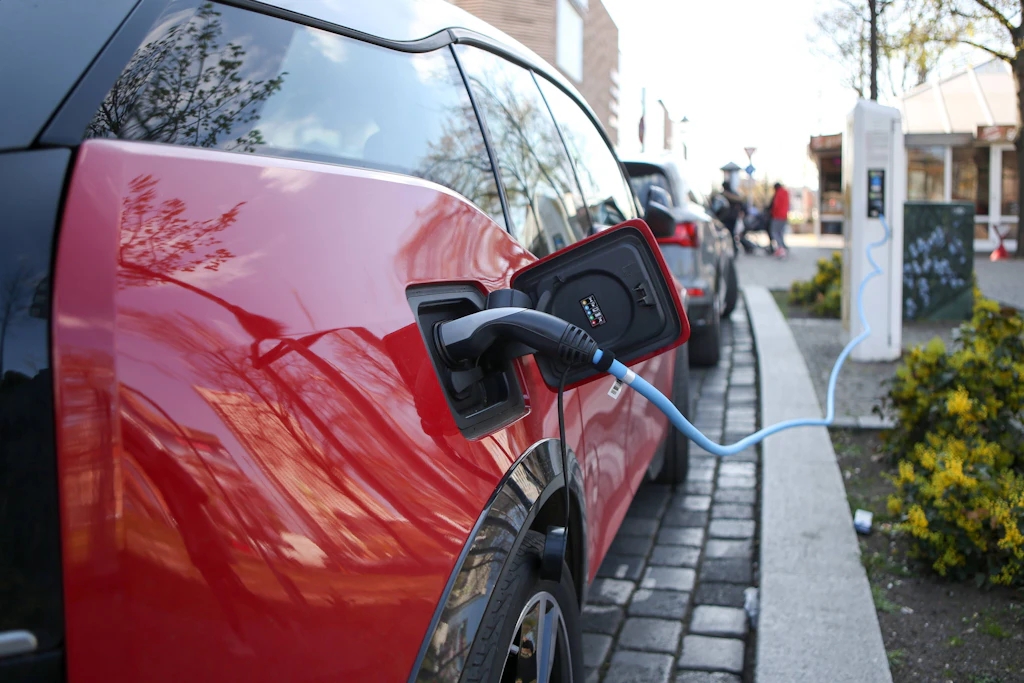 Bis 31. Oktober: Was E-Auto-Fahrer jetzt erledigen müssen, sonst sind bis zu 350 Euro weg