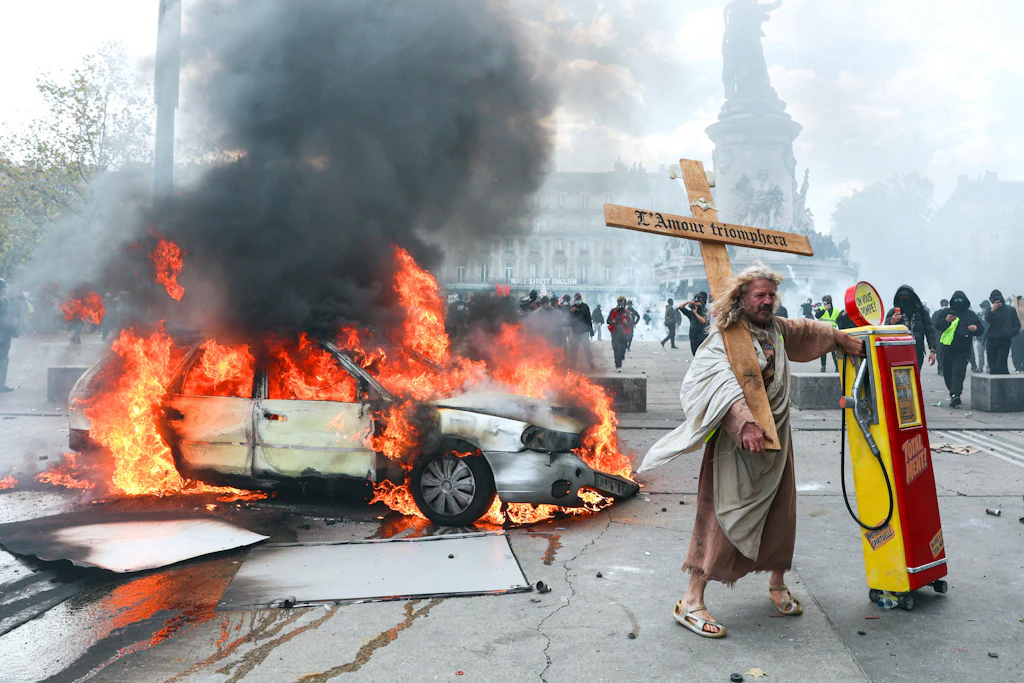Frankreich versinkt im Chaos: Die Verwüstungen des 17. Oktober in Bildern