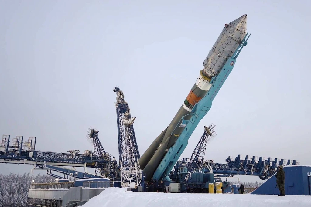 Eine Sojus-2.1b-Trägerrakete mit militärischen Satelliten wird am 6. Februar 2026 auf dem russischen Kosmodrom Plessezk aufgerichtet.