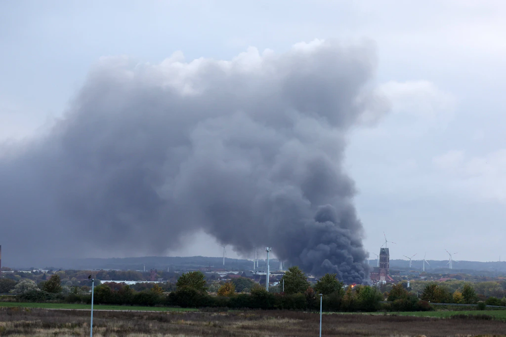 Platter Kamp und Bahnstrecke nach Brand der Malzfabrik Wismaria gesperrt