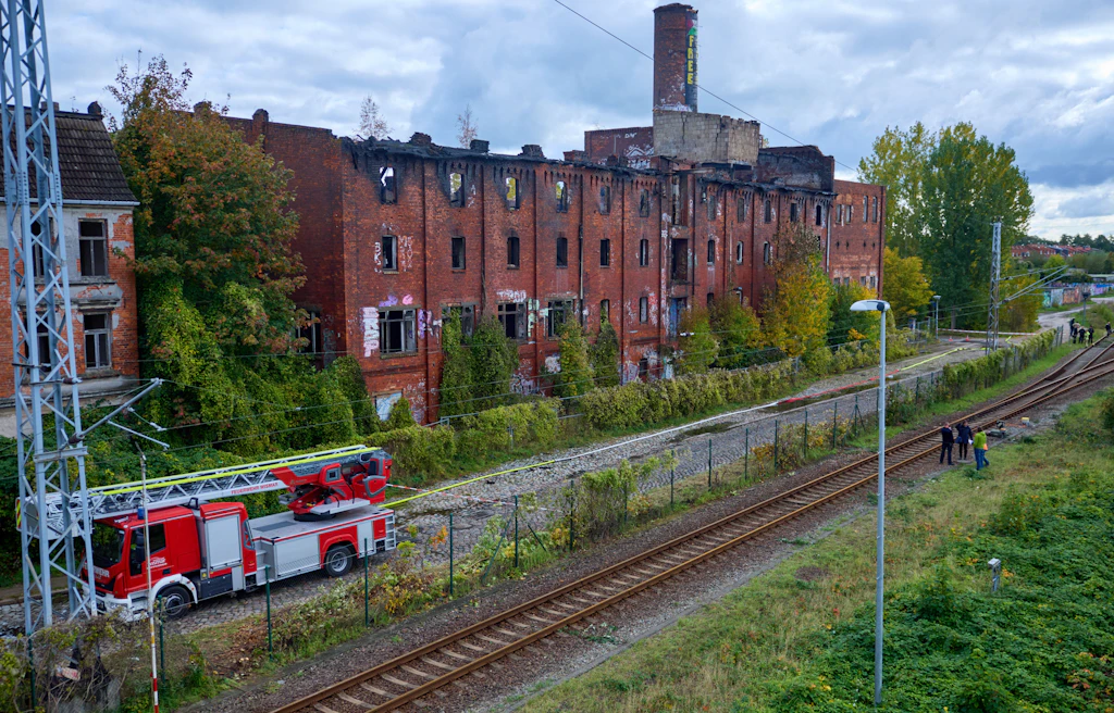 Nach Brand in Wismar: RE8 fährt wieder – Platter Kamp und Bahnstrecke frei