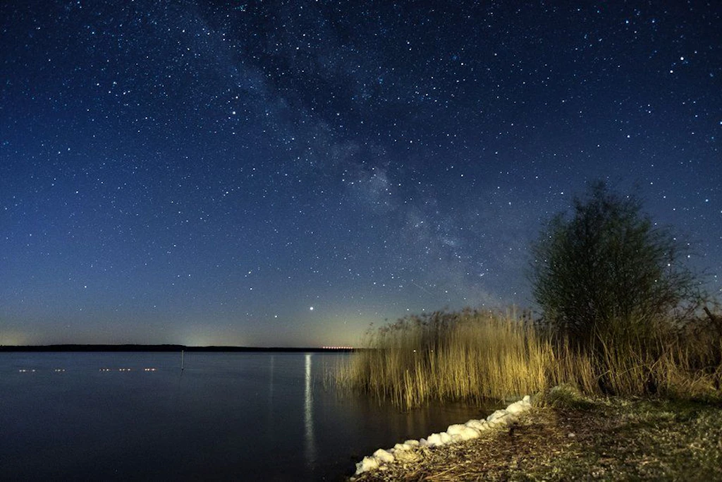 Über dem Goldberger See leuchten in einer klaren Nacht wie im gesamten Sternenpark etwa 4000 Sterne.