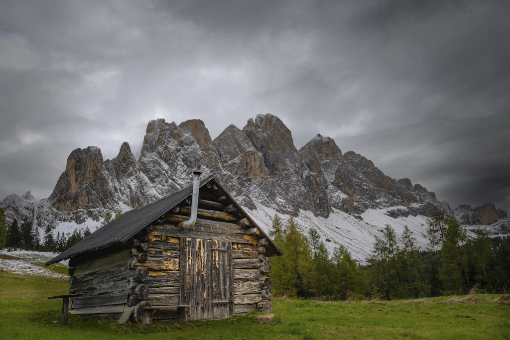 Verschlossene Tür, erster Schnee auf den Gipfeln: Mitte Oktober endet auf vielen Südtiroler Hütten die Saison. Die Bonnerhütte bei Toblach hatte schon seit dem 11. Oktober zu. (Symbolbild)