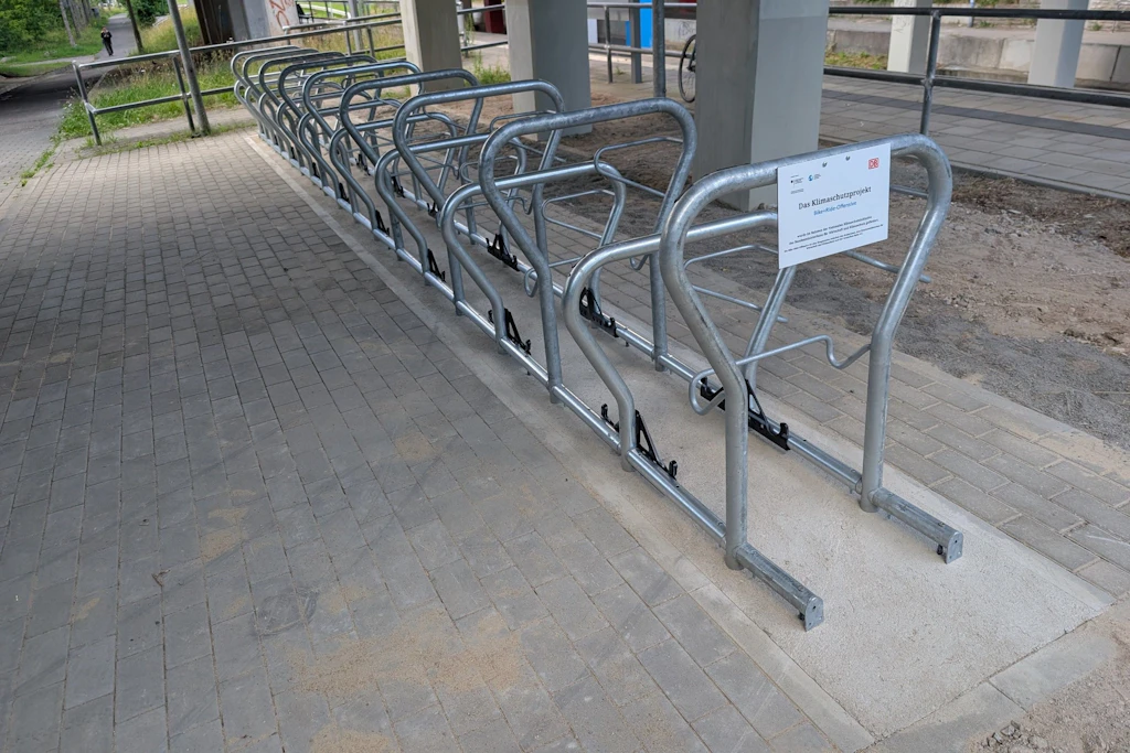 Haltepunkt Wüstmark in Schwerin: Unter der Straßenüberführung gibt es jetzt 18 neue Fahrradstellplätze.