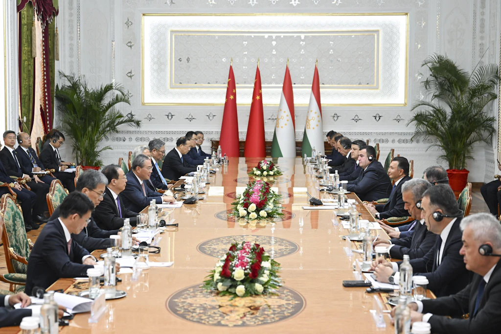 Chinas Ministerpräsident Li Qiang im Gespräch mit seinem tadschikischen Amtskollegen Kokhir Rasulzoda am 18. Oktober in Duschanbe.