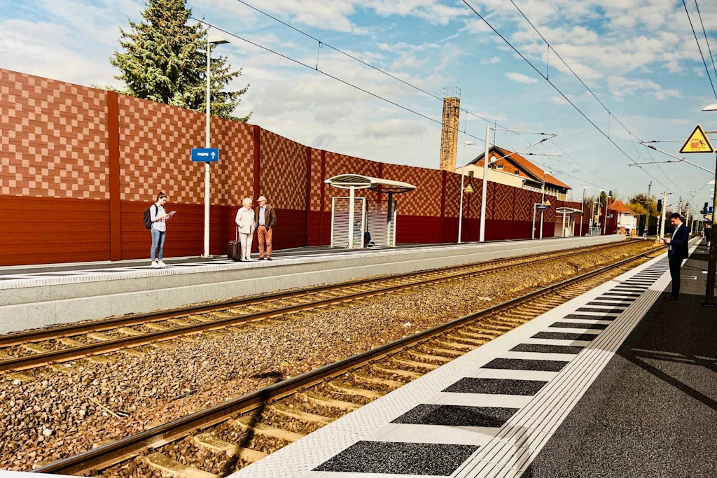 Tangerhütte: Die geplanten Lärmschutzwände am Bahnhof sind in mehreren Farb- und Grafikvarianten zu sehen.