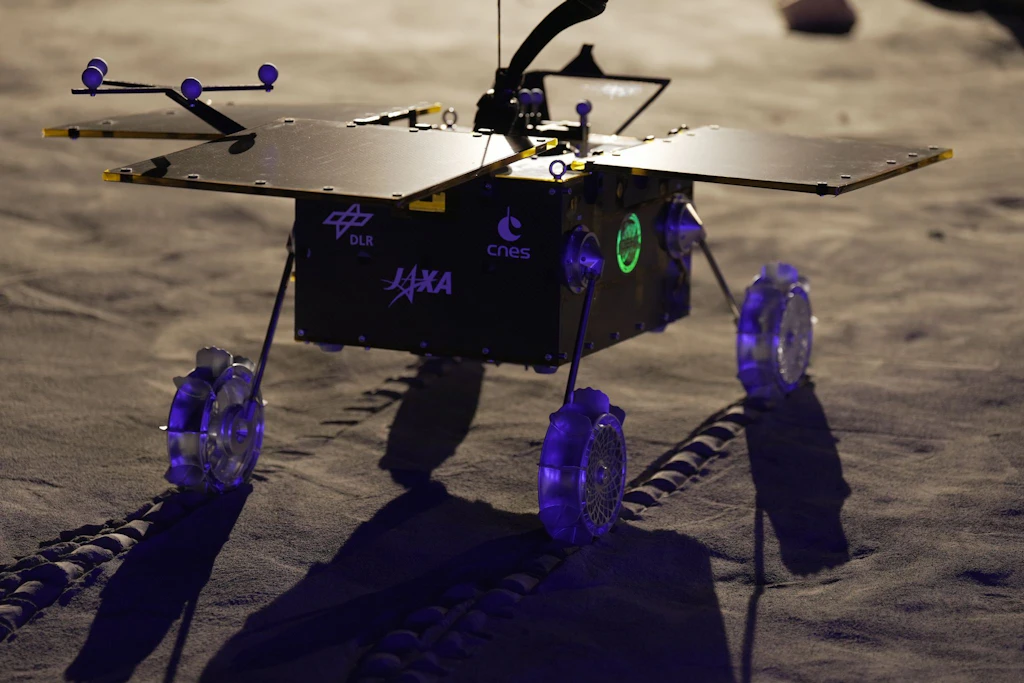 Ein Testmodell des deutsch-französischen Rovers „Idefix“ bei einer Vorführung vor dem Start der japanischen Marsmission.