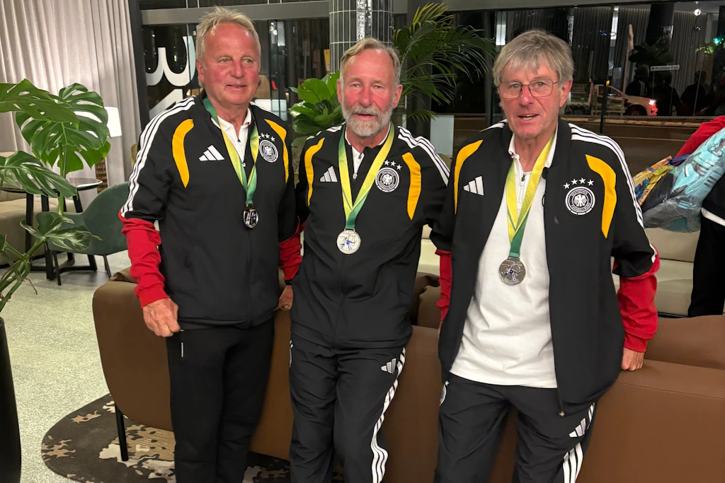 Erschöpft, aber stolz und glücklich: Die drei MV-Fußballer Herbert Hanl, Reinhard Zerahn und Wolfgang Wolter kurz nach dem WM-Finale mit Siegerehrung.