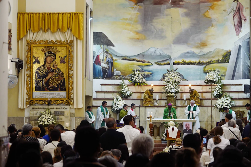 Abschied in seiner Kirche: Gläubige in Guayaquil trauern bei einer Totenmesse um Pfarrer Patricio Alfredo Sánchez Molinari.