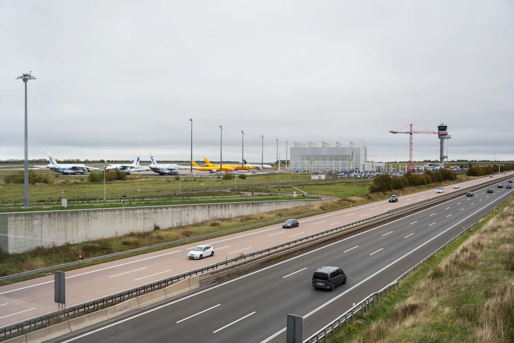 Die Anbindung an den Airport ist erstklassig: Der Flughafen ist direkt an den Autobahnen A9 und A14 gelegen.