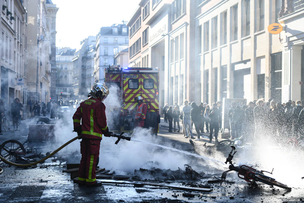Nach Ausschreitungen: Frankreich ordnet lokale Ausgangssperren an