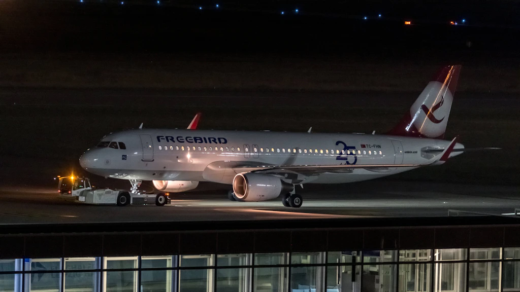 Ein Abschiebeflug der Airline Freebird startete in der Nacht des 1. September von Leipzig nach Afghanistan: Seit 2016 wird von dort aus in das zentralasiatische Land abgeschoben.