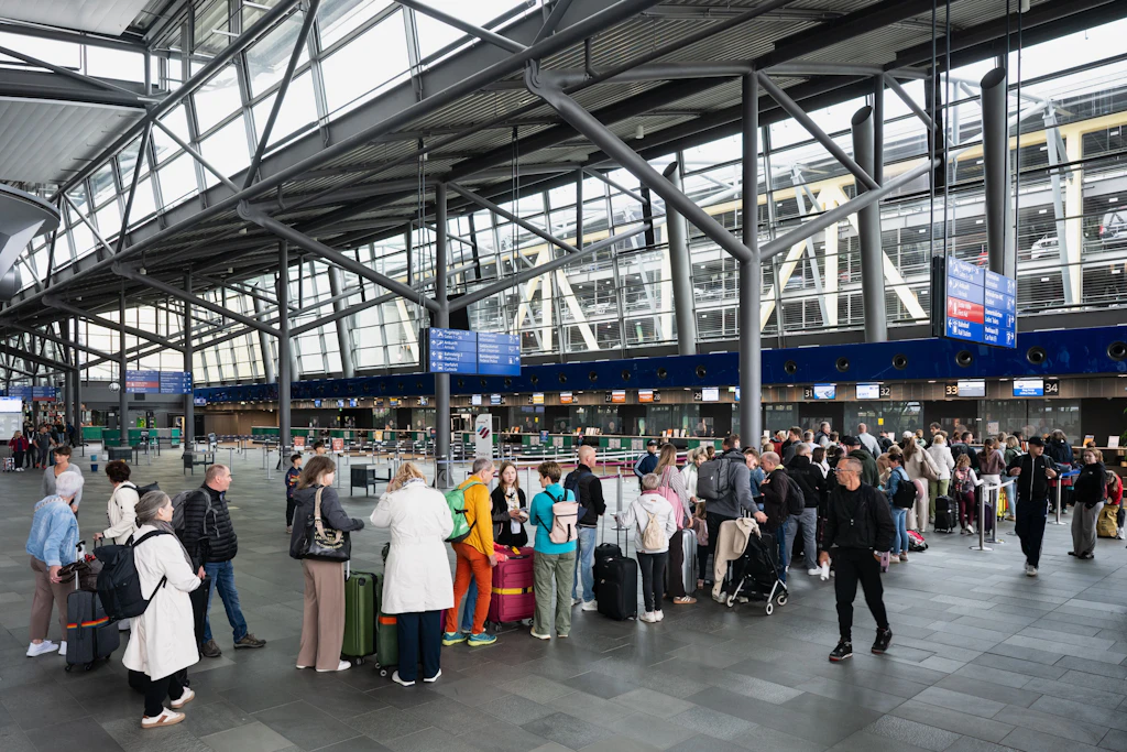Check-in-Bereich am Flughafen Leipzig/Halle: In der Ferienzeit fliegen von dort deutlich mehr Menschen ab.