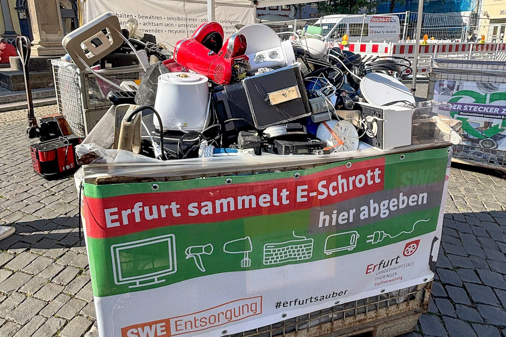 Erfurter E-Schrott-Sammelaktion: In der Innenstadt füllten Bürger einen Container mit alten Elektrogeräten.