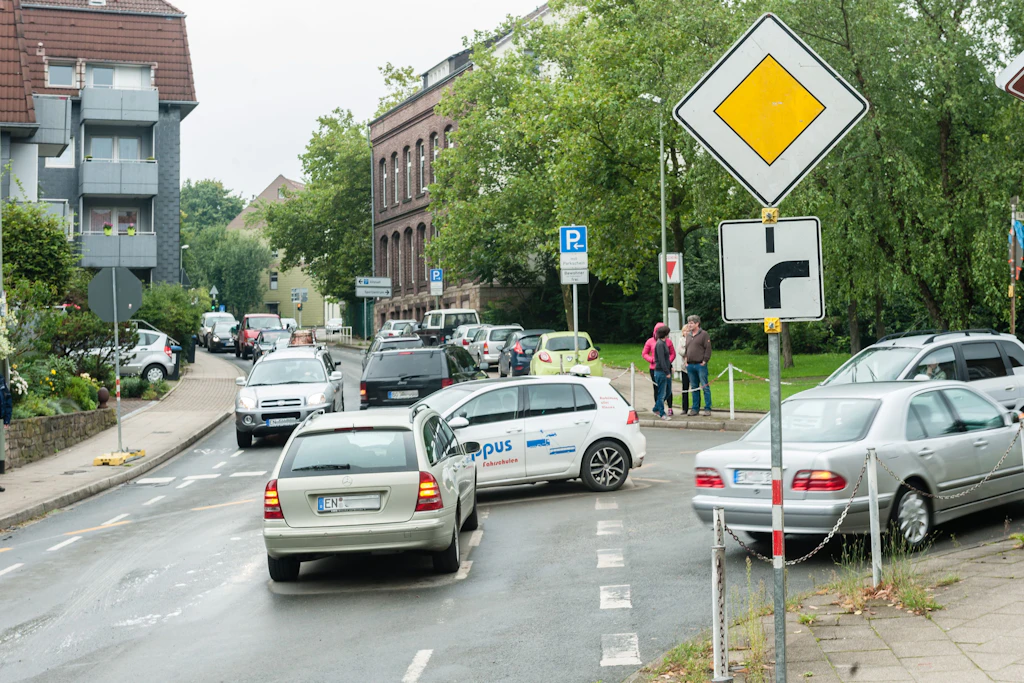 Blinken an der abknickenden Vorfahrt: Bei dieser Regel liegen viele Autofahrer falsch